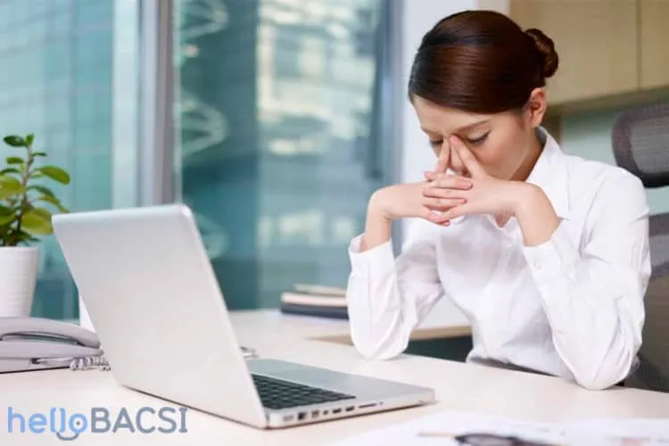 Thói quen xấu gây thâm mắt do ngồi máy tính quá lâu