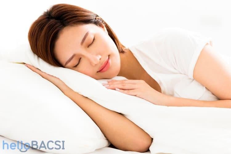 thói quen tốt cho da hỗn hợp là ngủ đù giấc