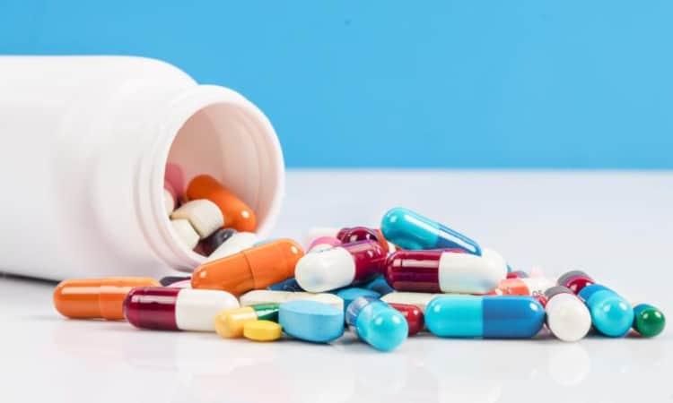 thuốc dùng qua đường uống trị mụn đầu đen