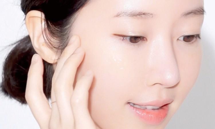 Tránh chạm lên da mặt