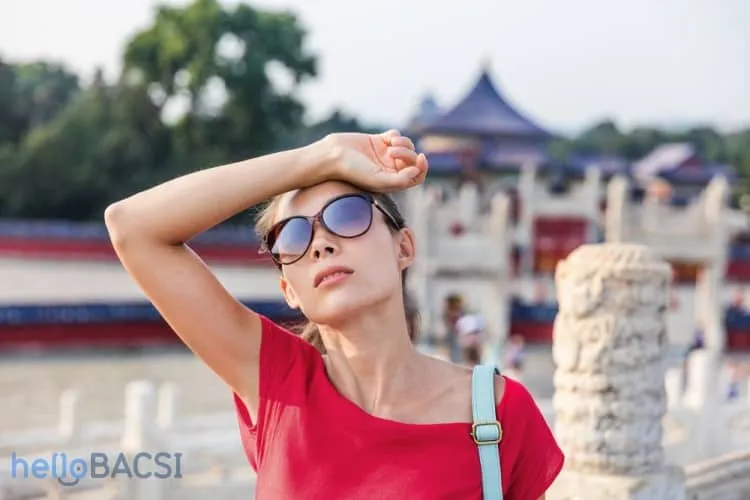 Trời nắng nóng khiến da bạn tiết nhiều dầu nhờn gây bít lỗ chân lông