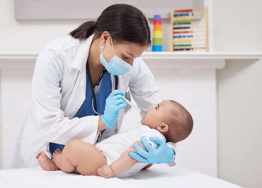 đưa trẻ bị khô môi đi khám