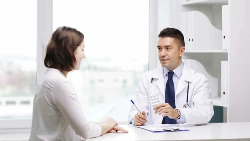 Bác sĩ kê toa thuốc