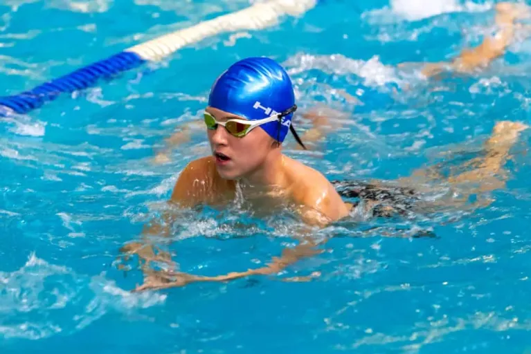 đeo nón bơi phòng ngừa viêm tai ngoài