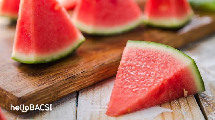 dưa hấu và dưa leo làm dịu da cháy nắng