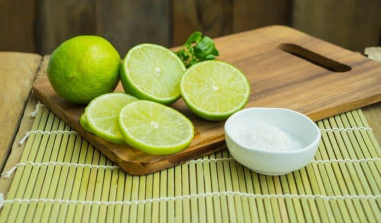 làm sạch dụng cụ nhà bếp bằng chanh và muối