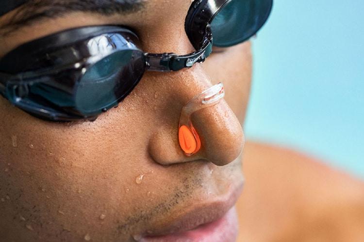 dùng kẹp mũi khi bơi