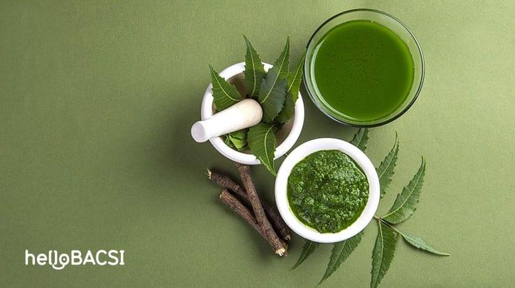 kết hợp với lá sầu đâu trị mụn