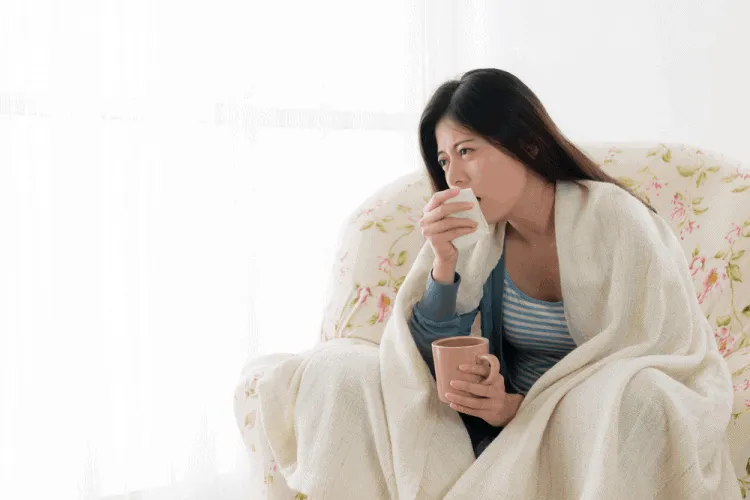 Mẹ bị viêm họng có nên cho con bú không?