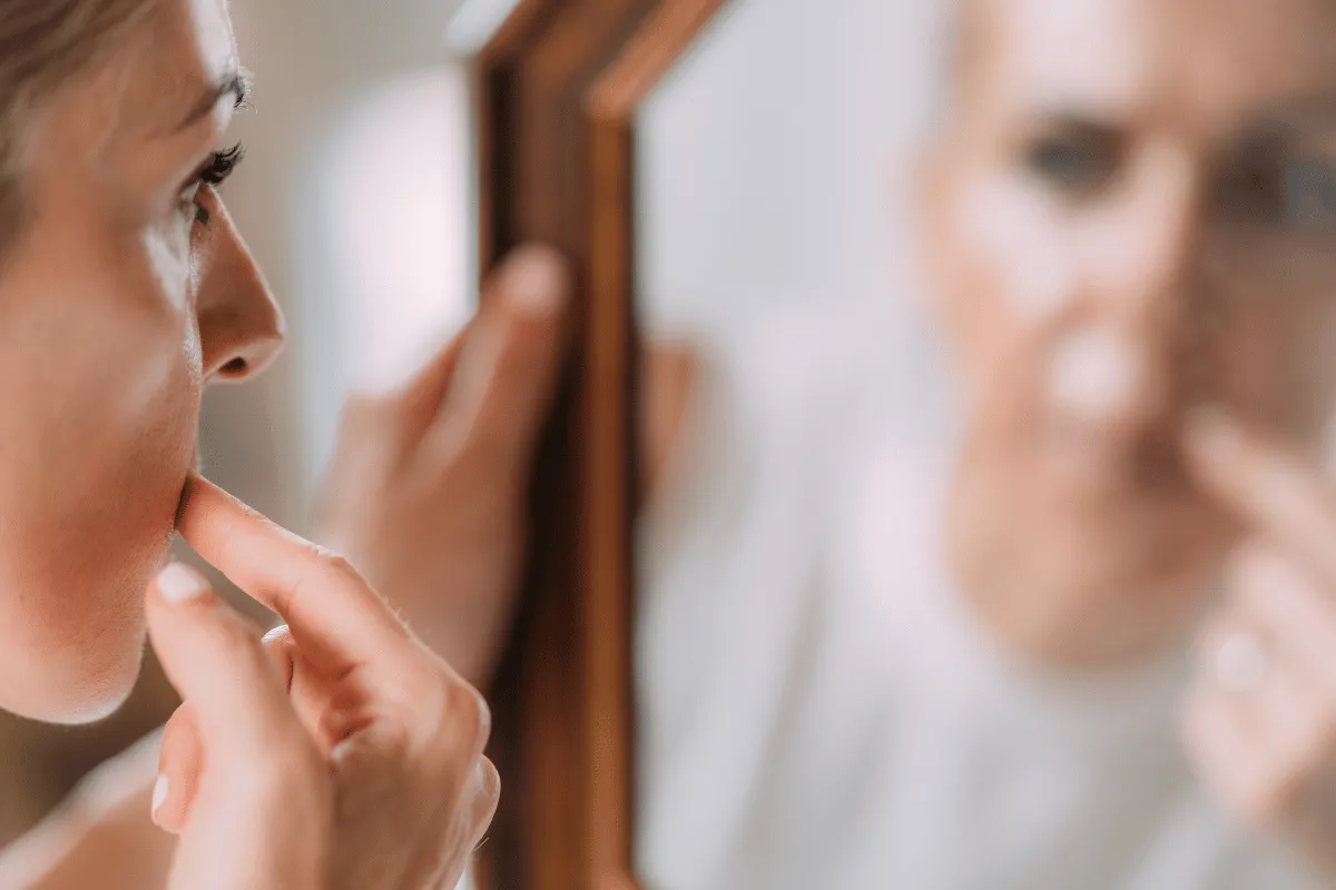 Sự ám ảnh về ngoại hình cũng là một biểu hiện đáng nghi ngờ của OCD