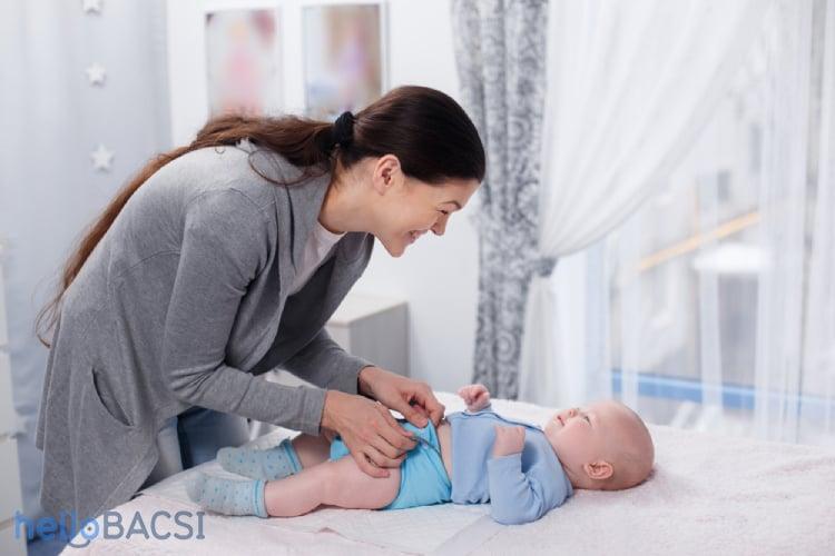 Mẹ cho bé sử dụng tã giấy