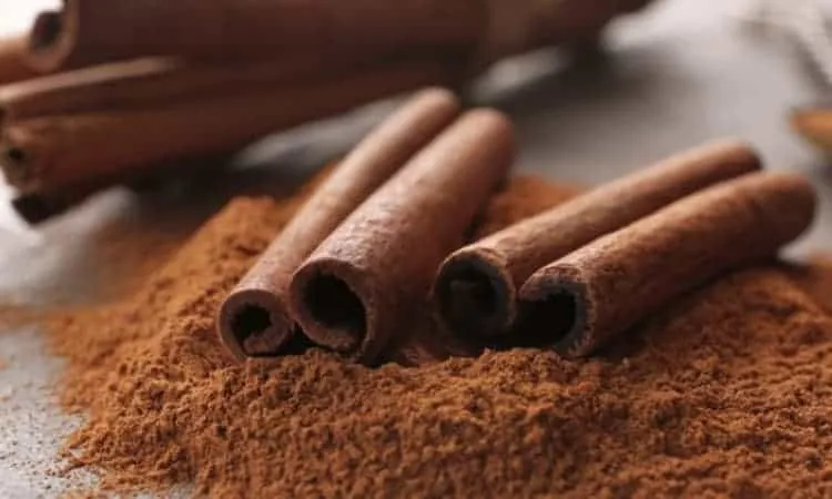 Đắp mặt nạ mật ong và quế là cách trị mụn trứng cá tại nhà