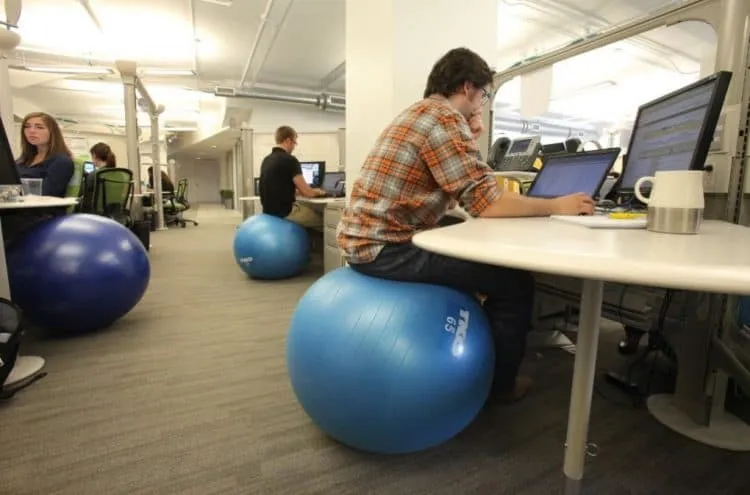 Ngồi bóng yoga tốt cho cột sống