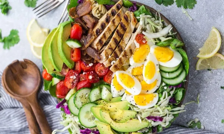 Salad trứng, bơ, dưa chuột, thịt nướng...