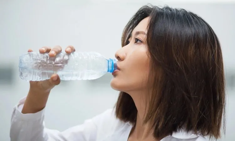 cô gái uống nước