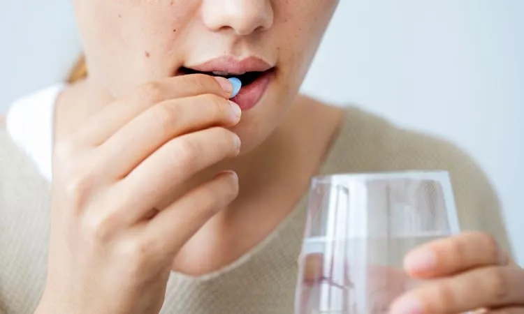 cô gái uống thuốc