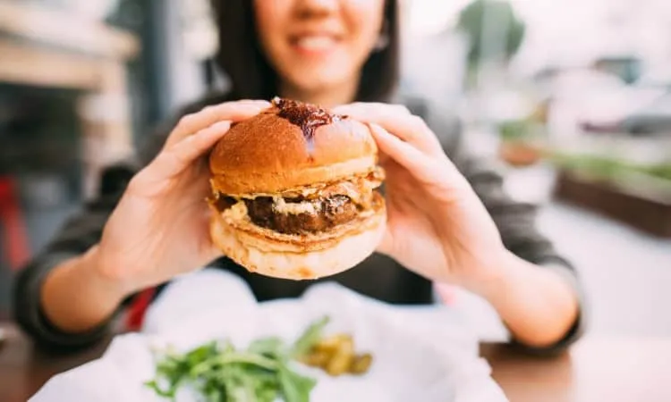 cô gái và thức ăn nhanh