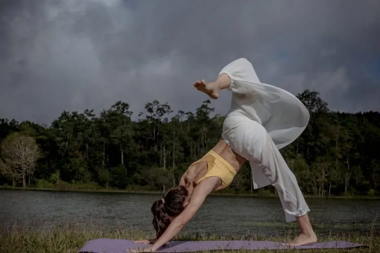 bài tập yoga buổi sáng là tư thế chó ba chân