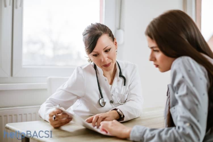 Bác sĩ trao đổi với bệnh nhân 