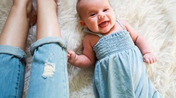 nhìn em bé cười để tinh thần lạc quan