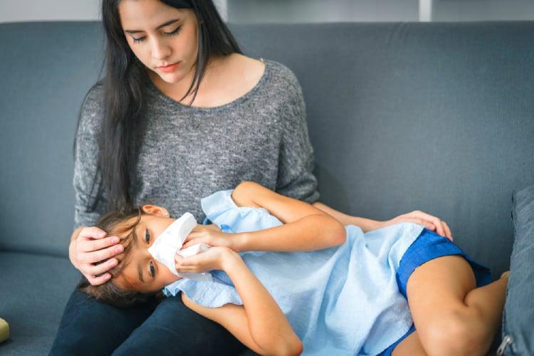 mẹ chăm sóc bé bị bệnh