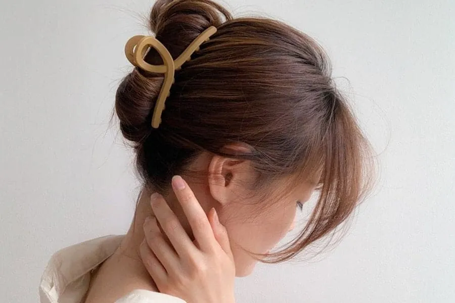 Sử dụng kẹp càng cua để cố định tóc