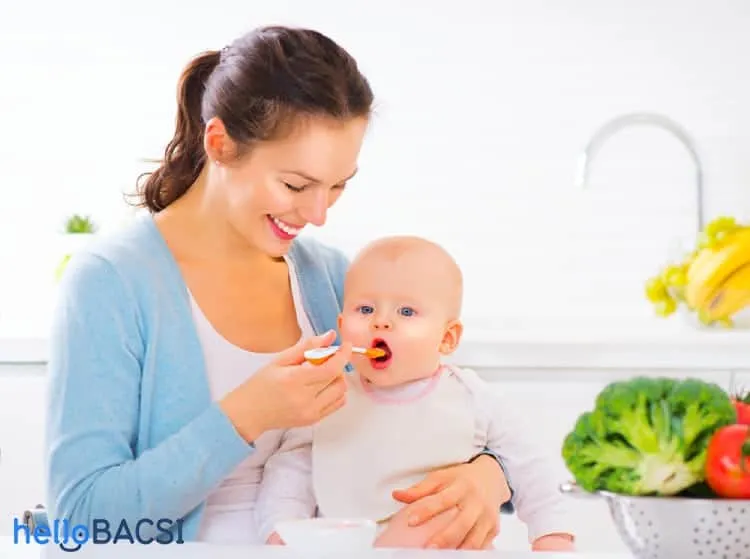 mẹ cho bé ăn dặm