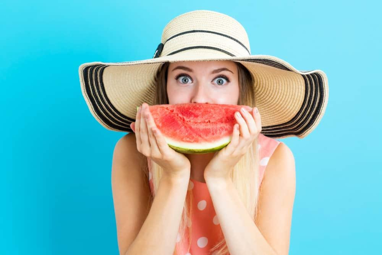 cô gái cầm miếng dưa hấu