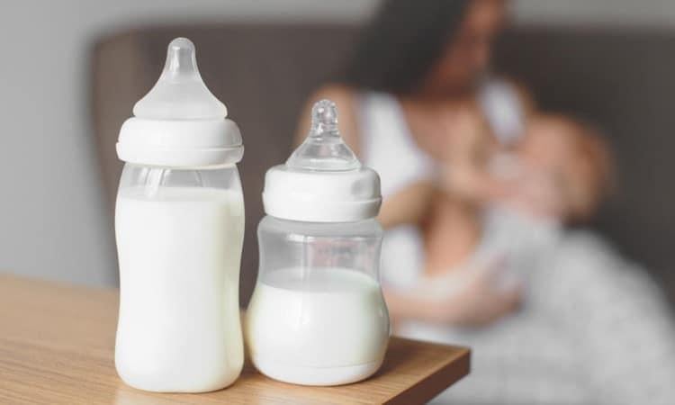 Dinh dưỡng cho bé bú mẹ và bú bình
