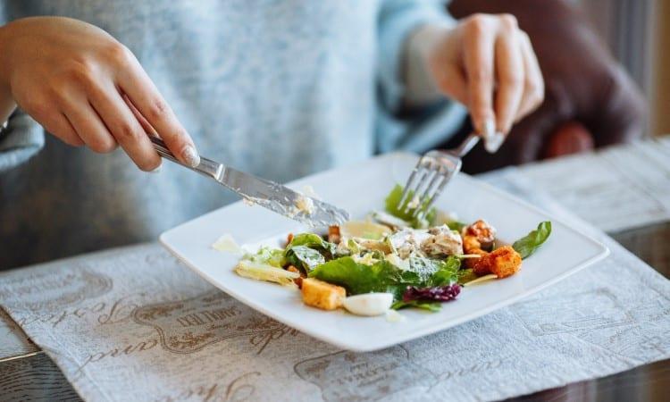 Ăn chậm giúp bạn ăn ít và no lâu hơn