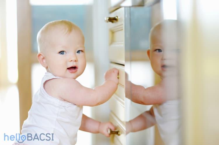 trẻ vin tủ đứng