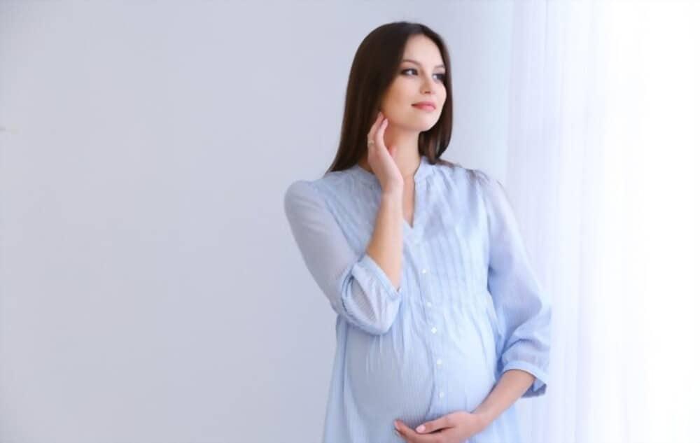 mẹ bầu ngửi hoa