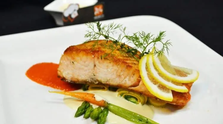 Cá hồi nướng chanh tỏi
