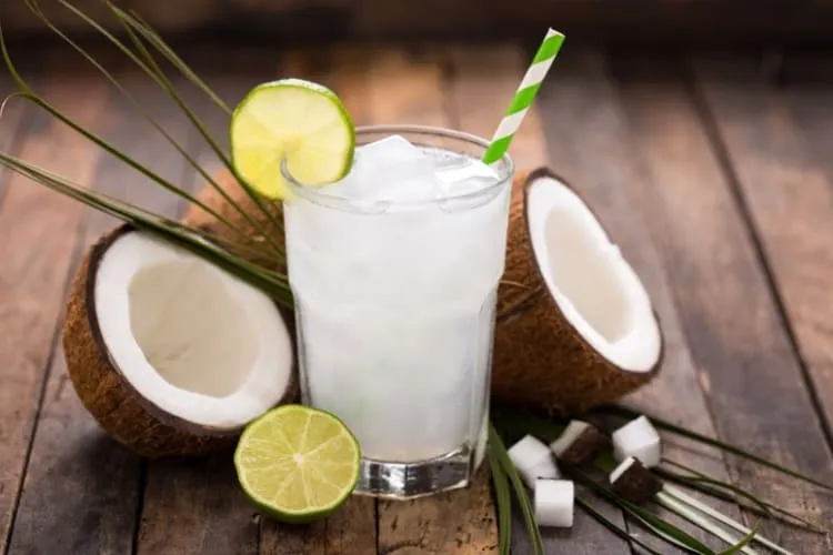 Nước dừa, muối và chanh là công thức cho 1 loại nước bù điện giải đơn giản mà hiệu quả