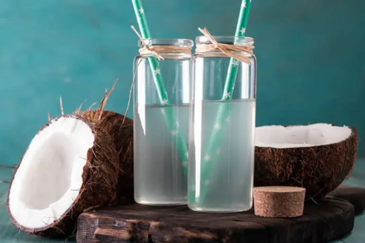 Nước dừa là nước bù điện giải dễ uống bởi vị ngọt thanh mát