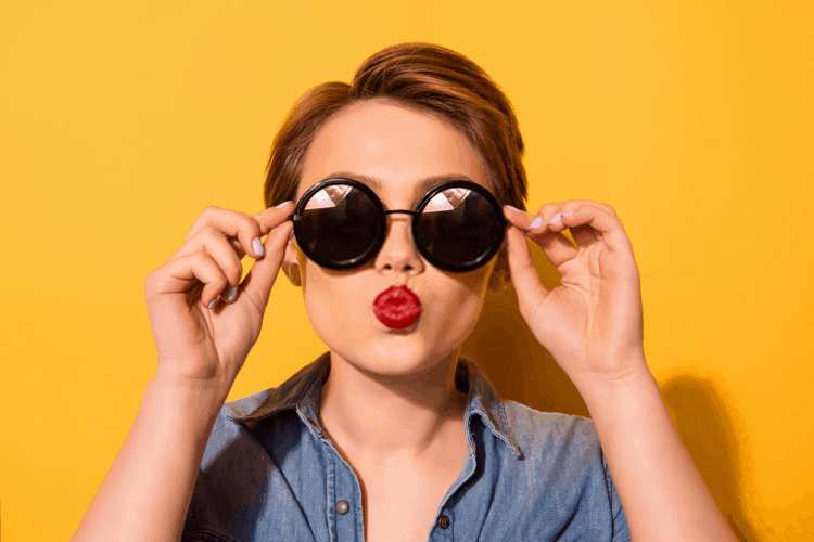 thay mắt kính râm