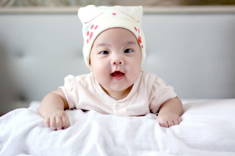 Trẻ 3 tháng tuổi biết lật