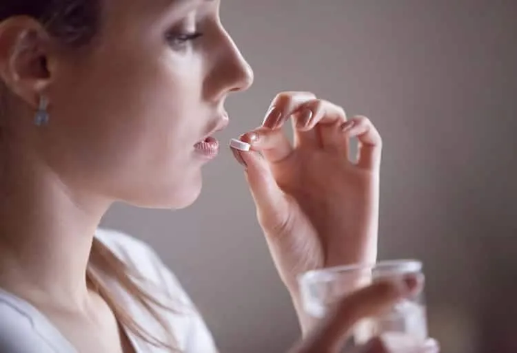 cô gái uống thuốc