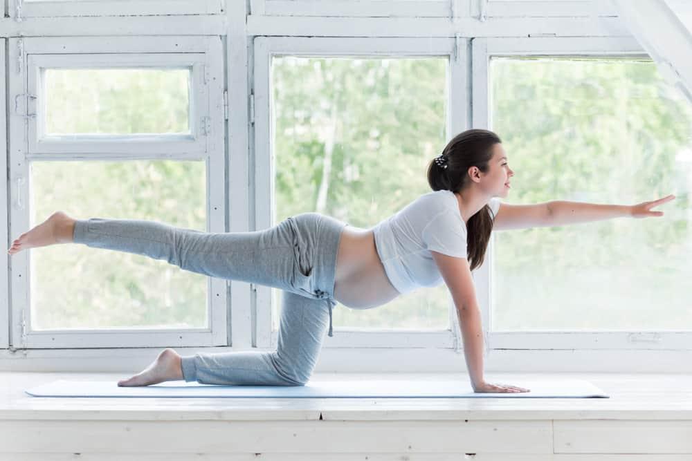 bà bầu tập yoga