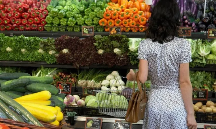 Người phụ nữ đứng trước siêu thị để tìm thực phẩm cho người bị kiệt sức 