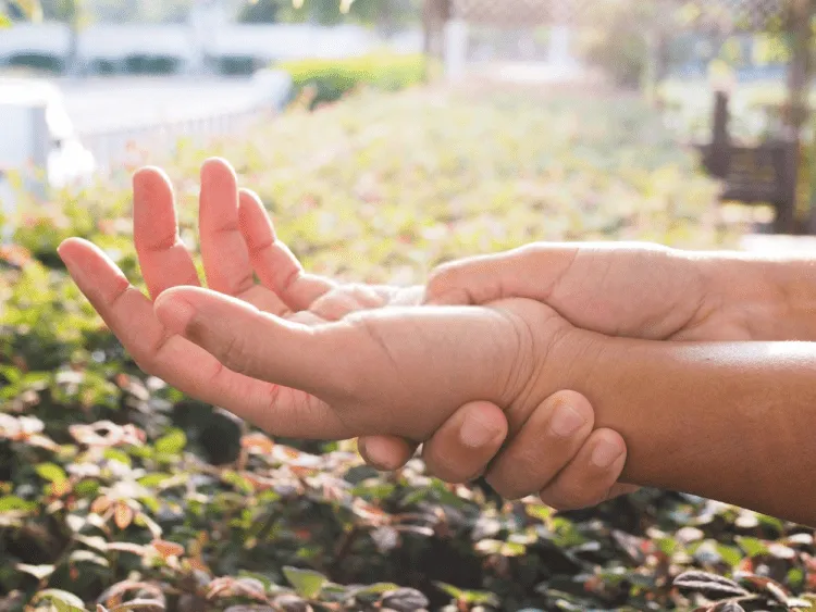 Rối loạn tuyến giáp gây tê tay