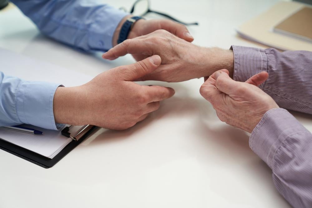 trật khớp ngón tay khi nào cần đi khám bác sĩ