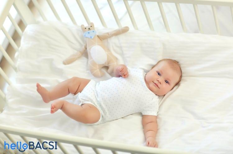 trẻ 4 tháng tuổi nằm nôi