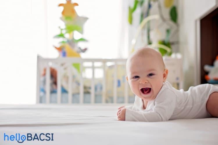 trẻ 4 tháng biết lật