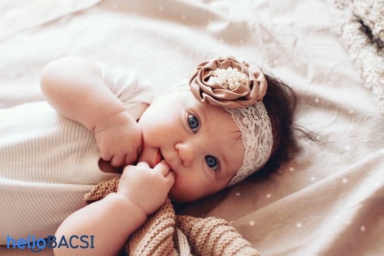 trẻ 4 tháng tuổi