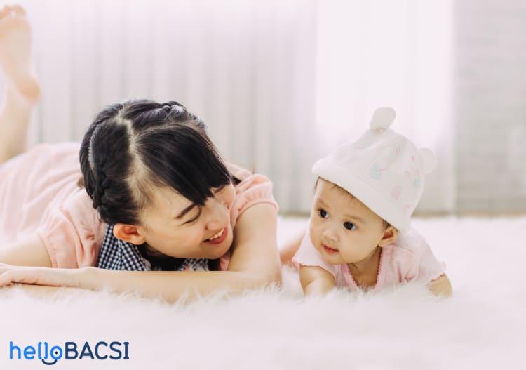 bé chơi với mẹ