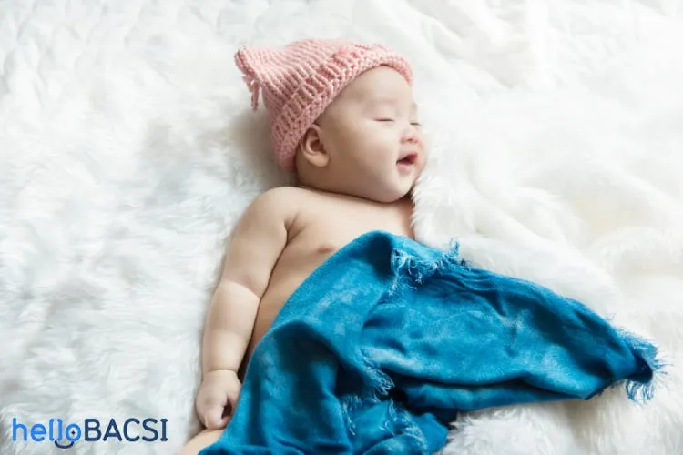 bé sơ sinh cười