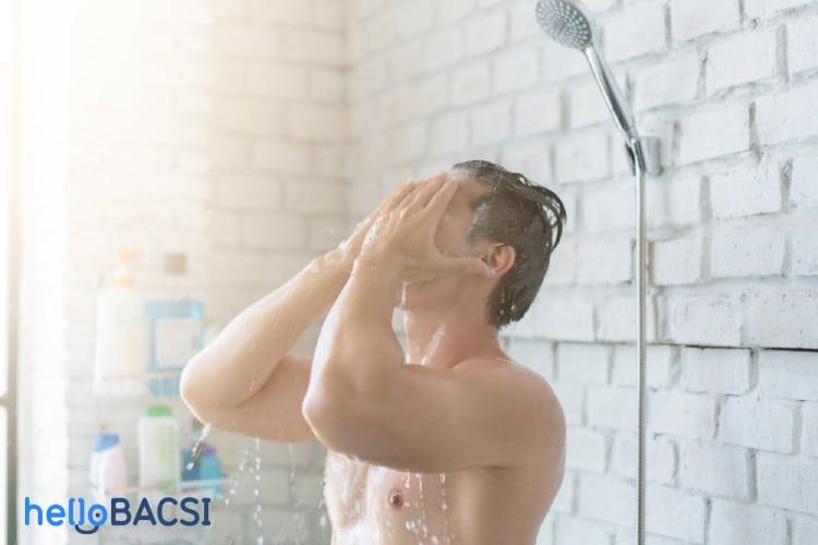 gội đầu bằng dầu gội chuyên biệt dành cho người bị viêm da tiết bã 