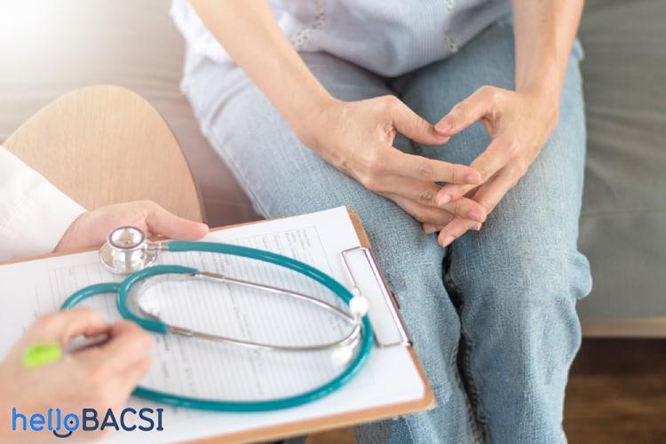 bác sĩ trao đổi với bệnh nhân ung thư cổ tử cung