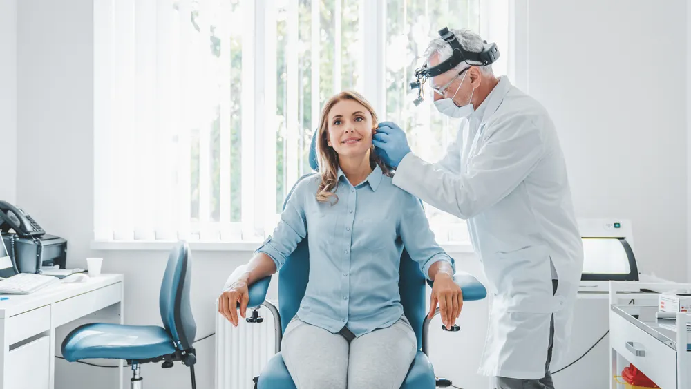 kiểm tra mụn trong tai